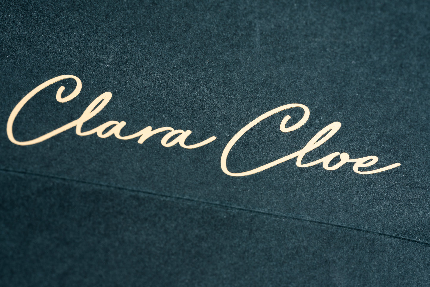 Girocollo Kairos in argento 925 satinato e placcato oro 24 carati con zirconi neri naturali